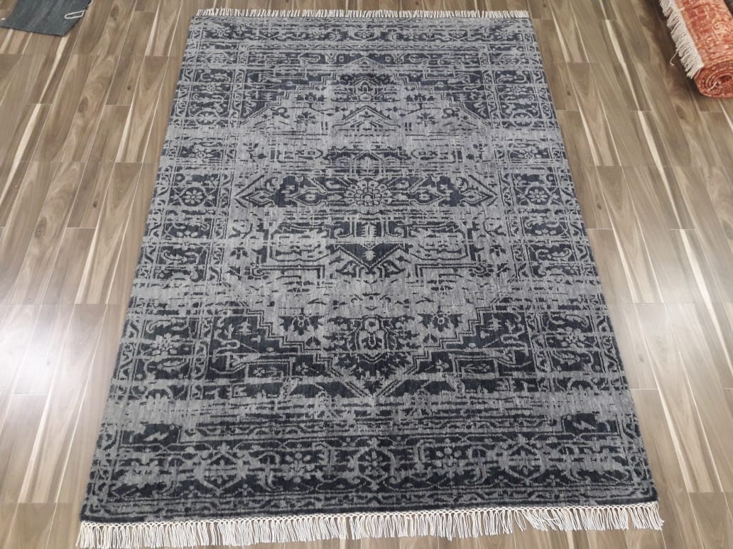 Hand loom knotted rugs